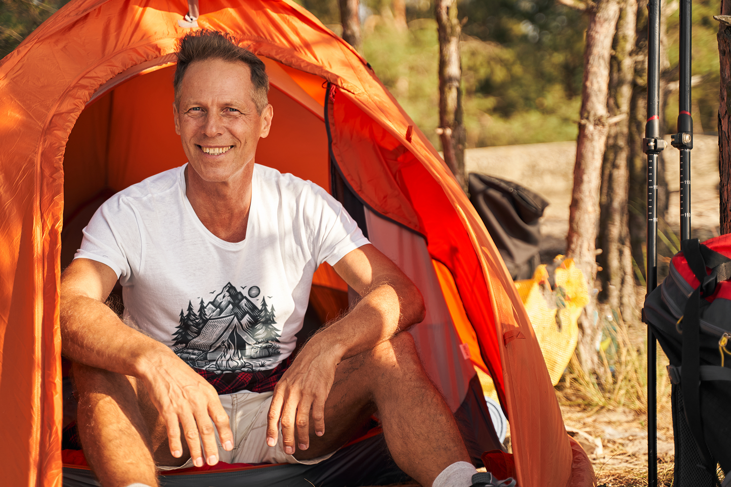 Bål, kaffe og dårlig dekning – Unisex t-skjorte for friluftselskere
