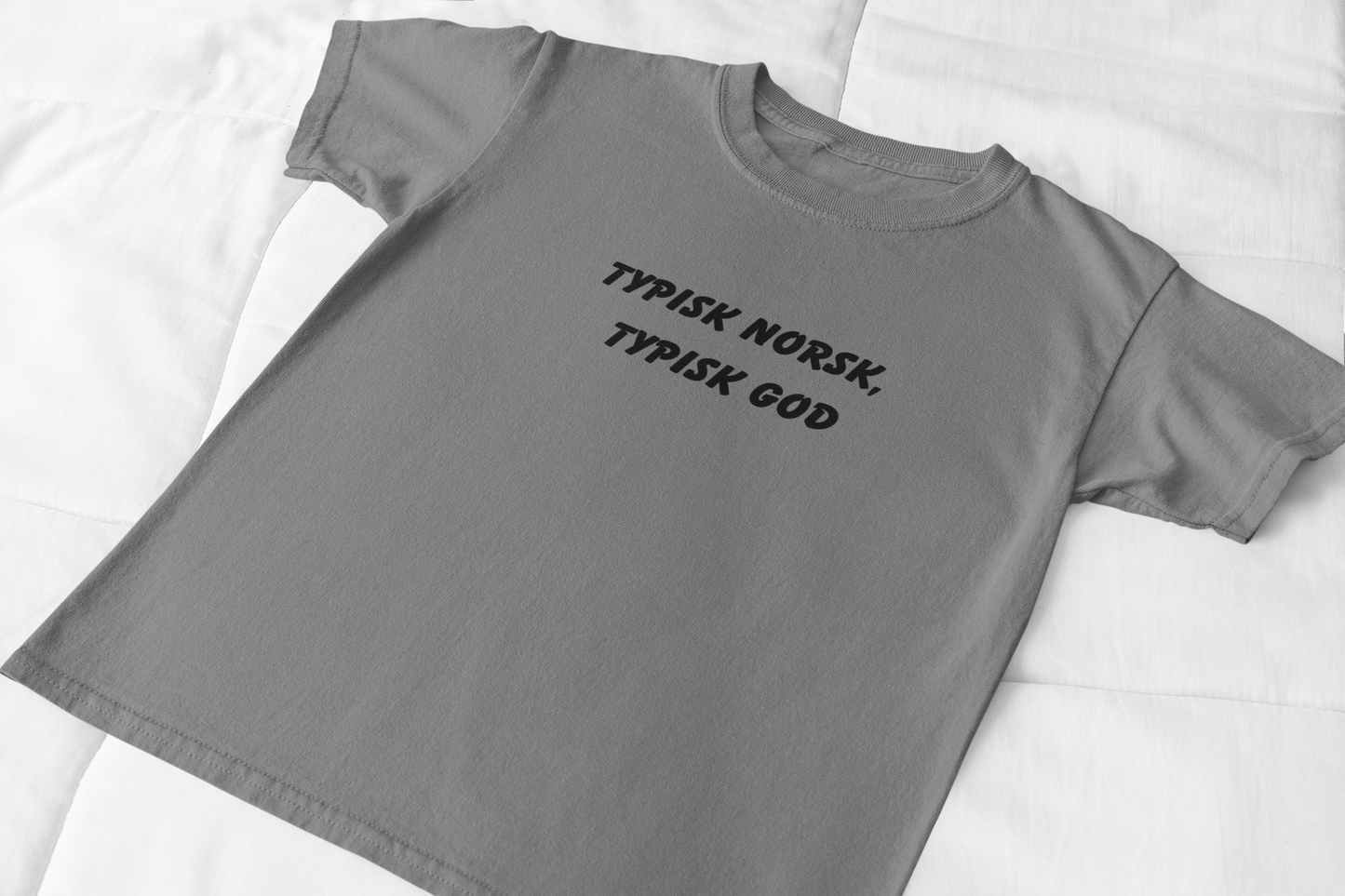 Typisk Norsk, Typisk God – Unisex T-skjorte | Nostalgi med Gro-sitat | Norsk Design