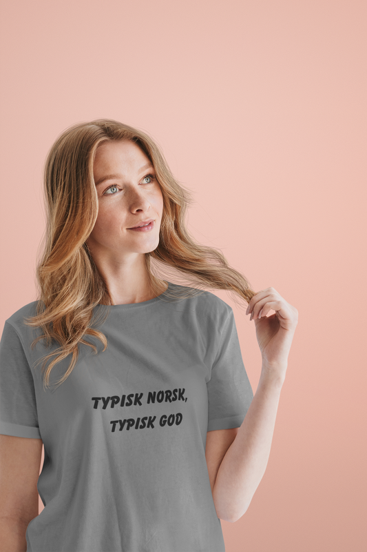 Typisk Norsk, Typisk God – Unisex T-skjorte | Nostalgi med Gro-sitat | Norsk Design